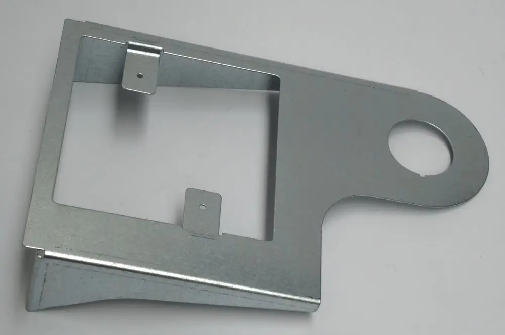Metallhalterung mit Ausschnitten und einer runden Öffnung, möglicherweise zur Befestigung von Daikin-Geräten oder Zubehör.